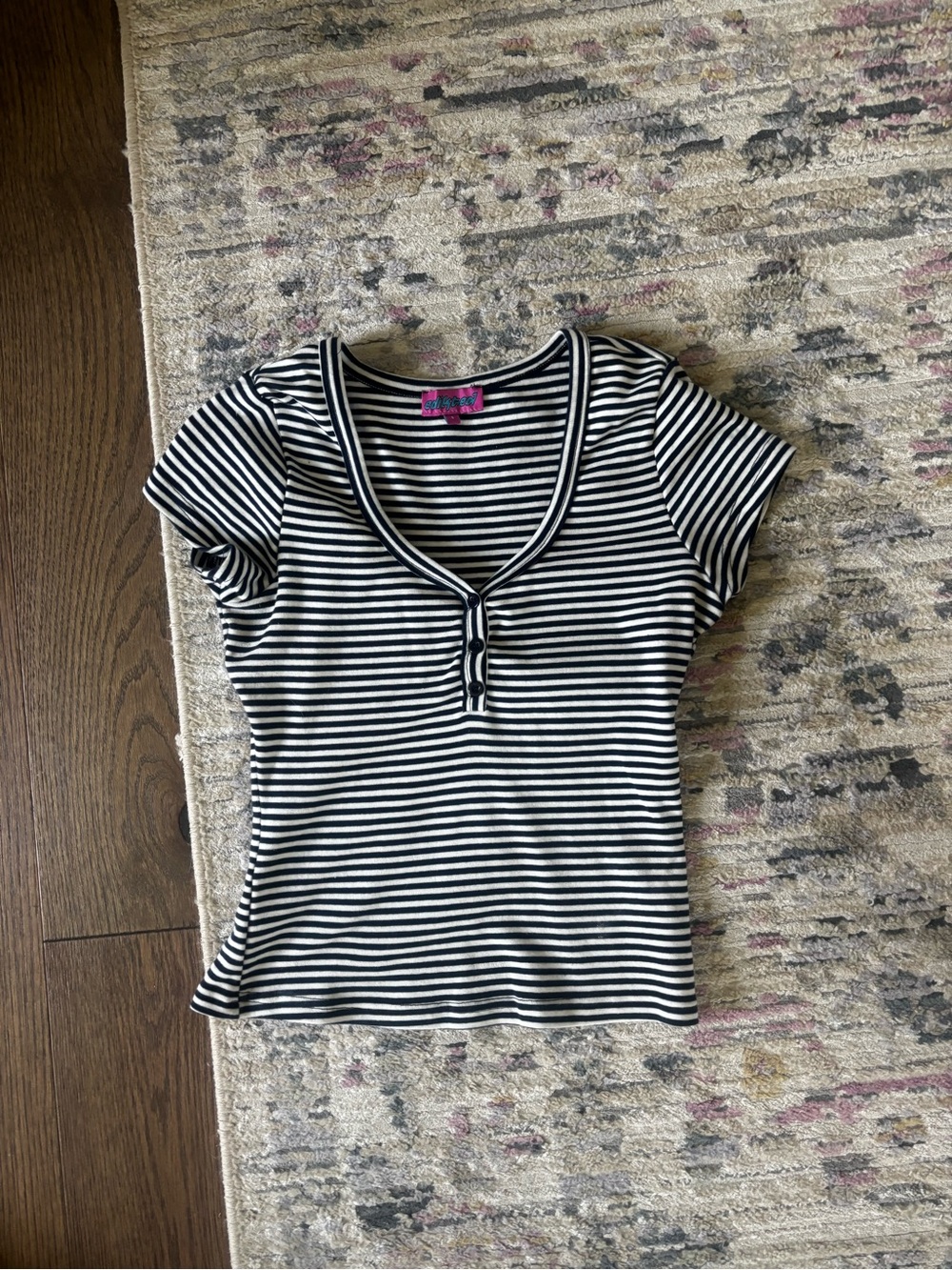 EDIKTED Striped V-Neck Henley Tee - NAVY & White